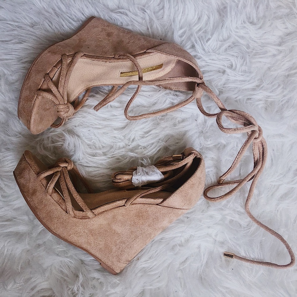 NWOT Lulus 5” nude ankle wrap wedges